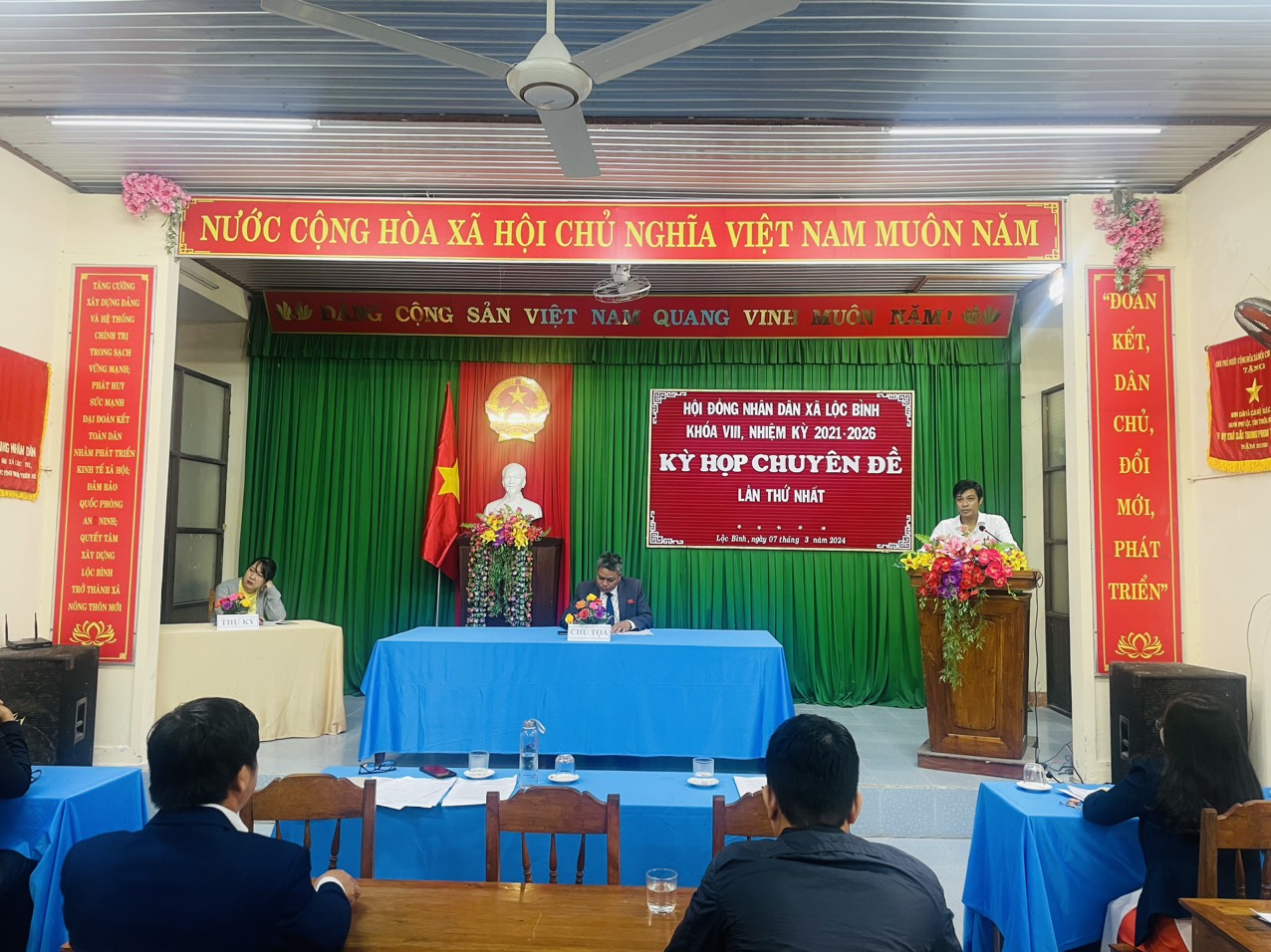 Đồng chí Nguyễn Trường, Bí thư Đảng ủy, phát biểu chỉ đạo tại kỳ họp